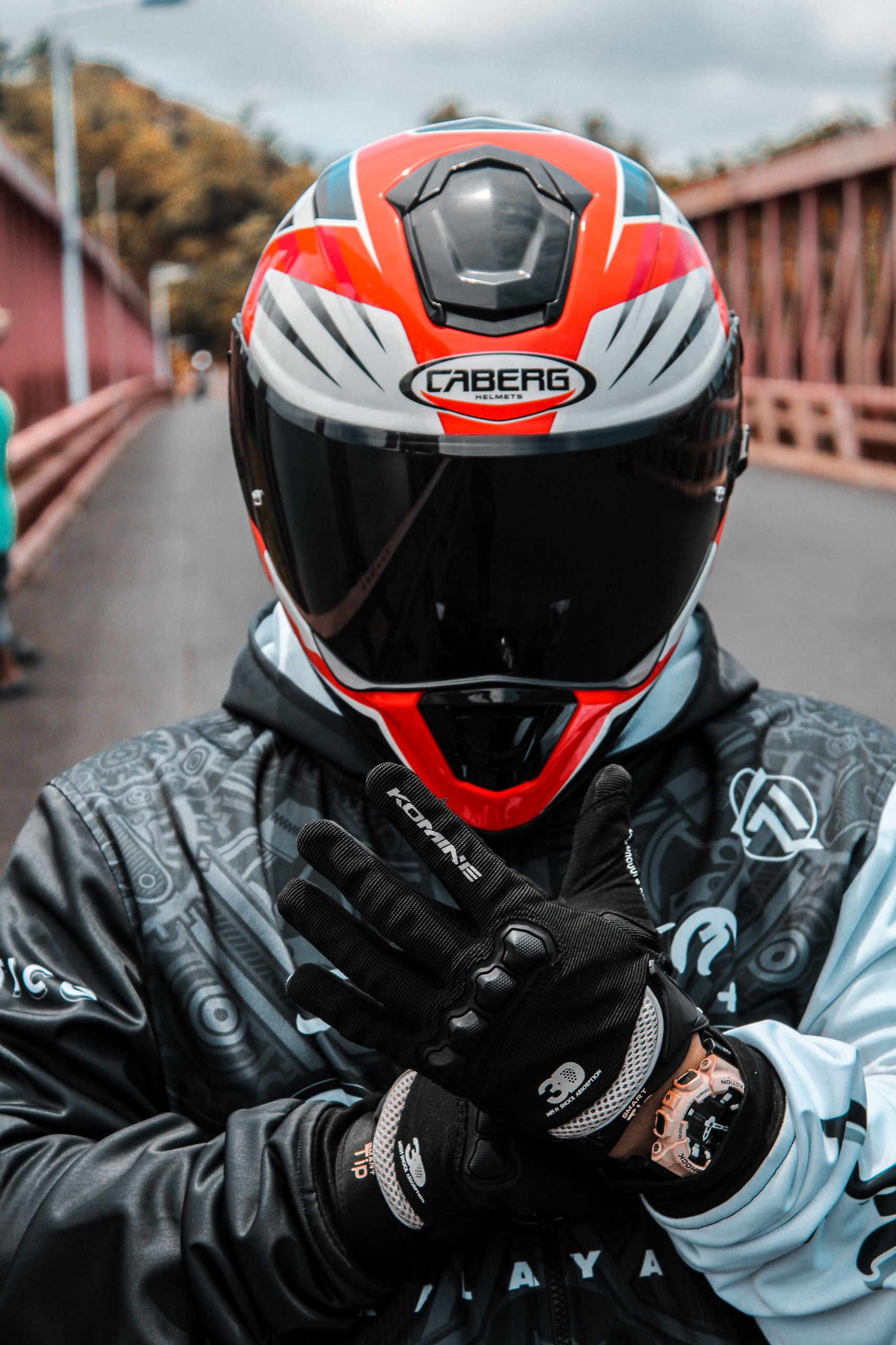 Rider en casque intégral visière fermée sur route — guide meilleur casque moto 2025